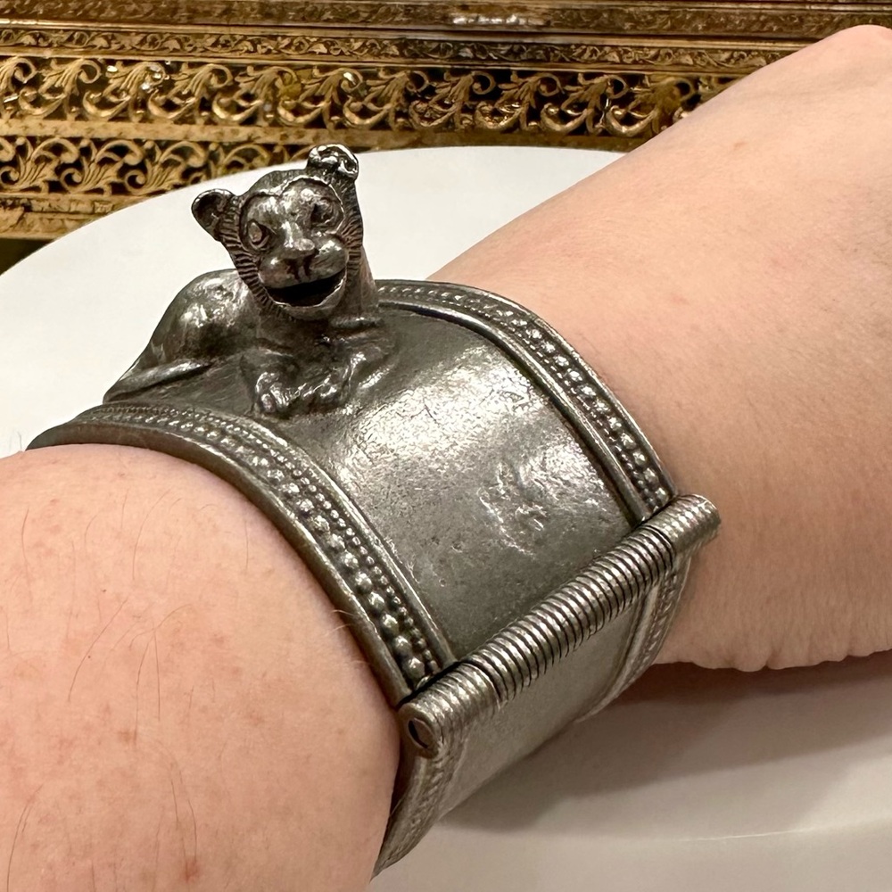 VTG RARE MMA 1976 Pewter Lion Cuff Bracelet - EUC - King Tut - Egyptian Revival - Picture 15 of 17